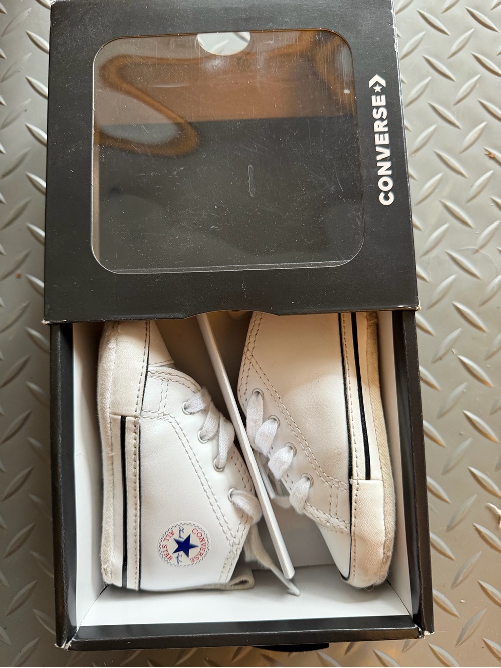 Converse Kids White Low-Top Leather Sneakers with Star Patch 3c